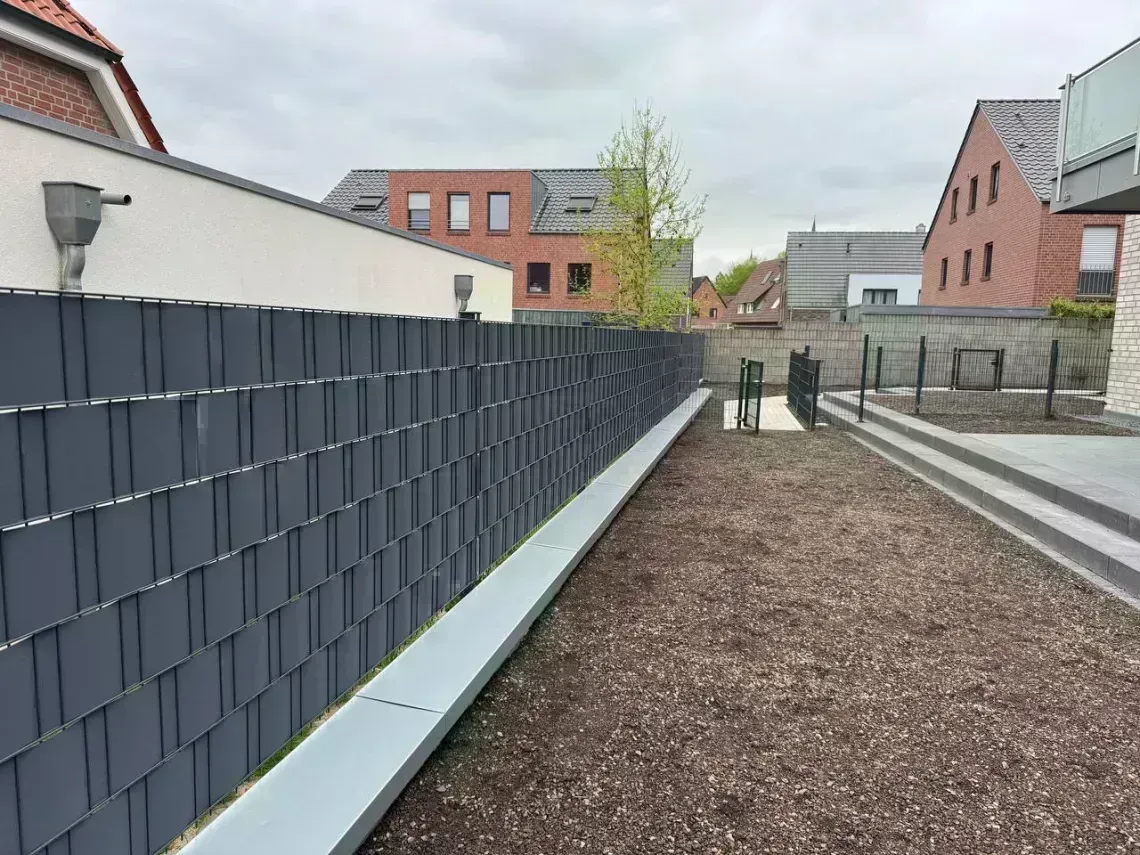 Einfahrtstor mit Schloss montiert